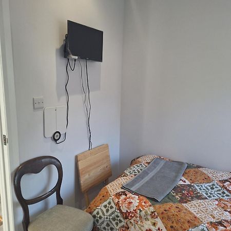 Budget Single Room Only For One Adult - Shared Flat Northolt  Ngoại thất bức ảnh