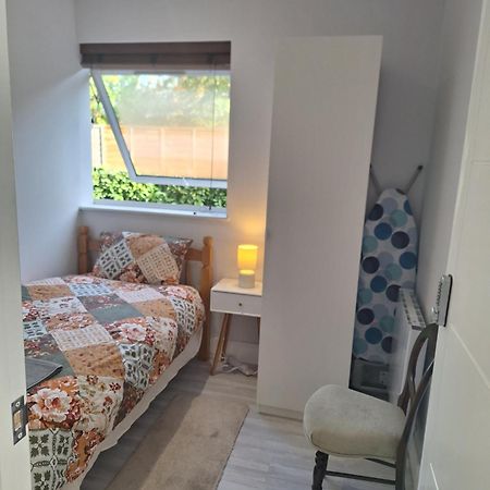 Budget Single Room Only For One Adult - Shared Flat Northolt  Ngoại thất bức ảnh