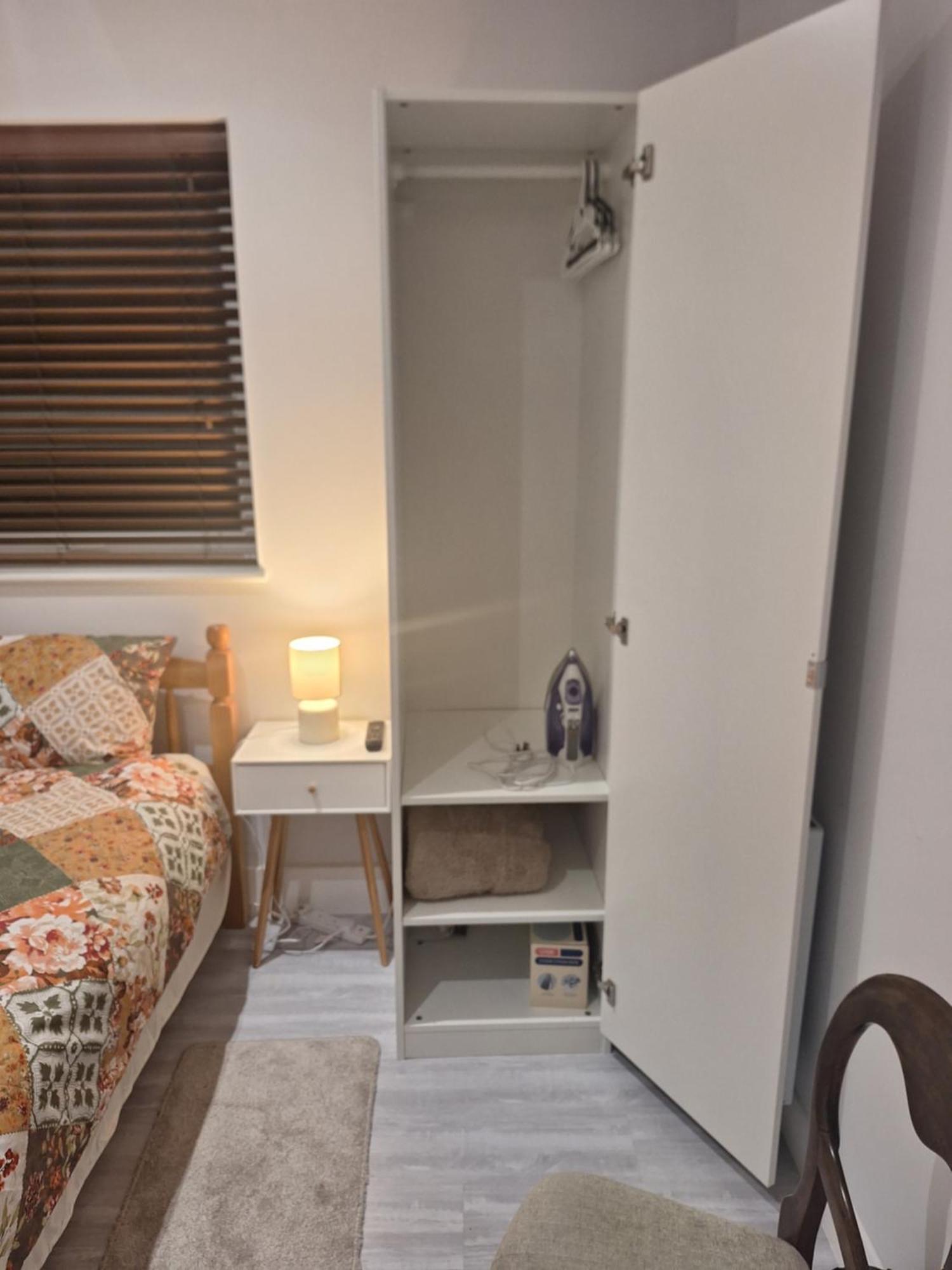 Budget Single Room Only For One Adult - Shared Flat Northolt  Ngoại thất bức ảnh