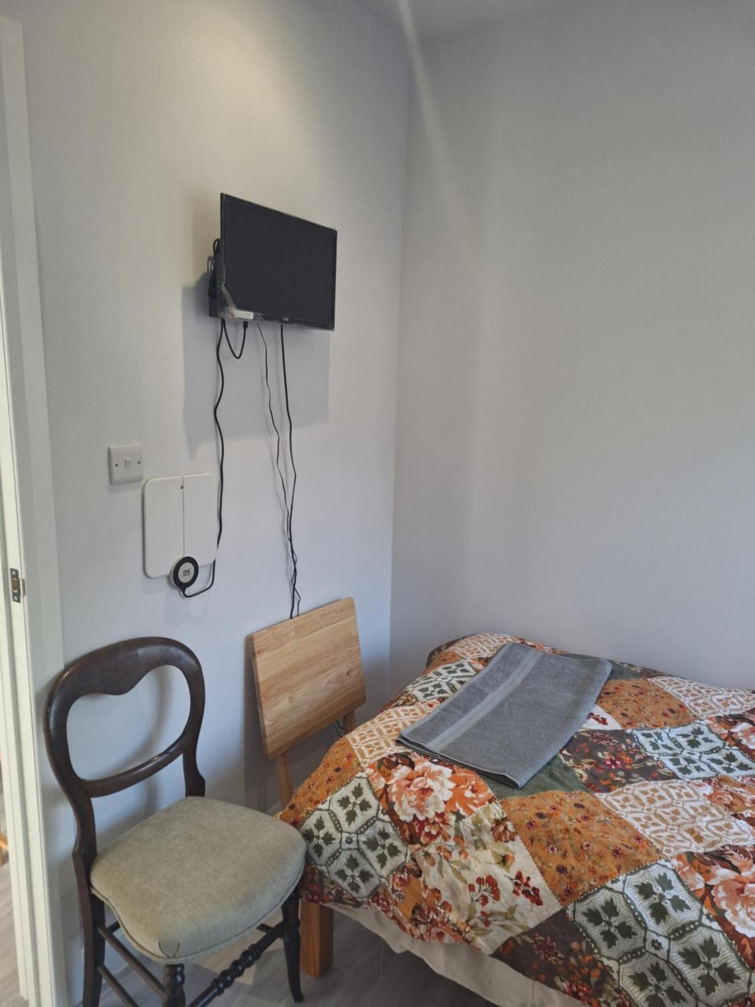 Budget Single Room Only For One Adult - Shared Flat Northolt  Ngoại thất bức ảnh