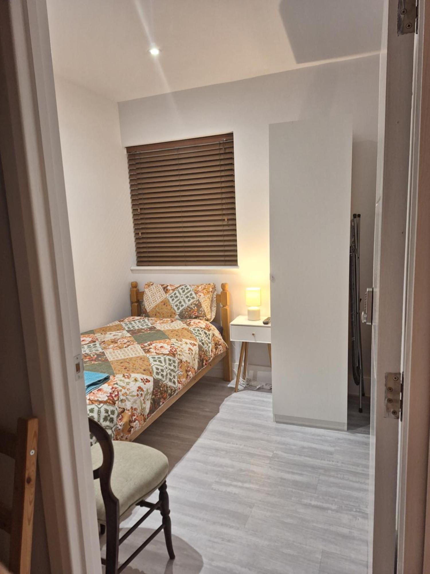 Budget Single Room Only For One Adult - Shared Flat Northolt  Ngoại thất bức ảnh