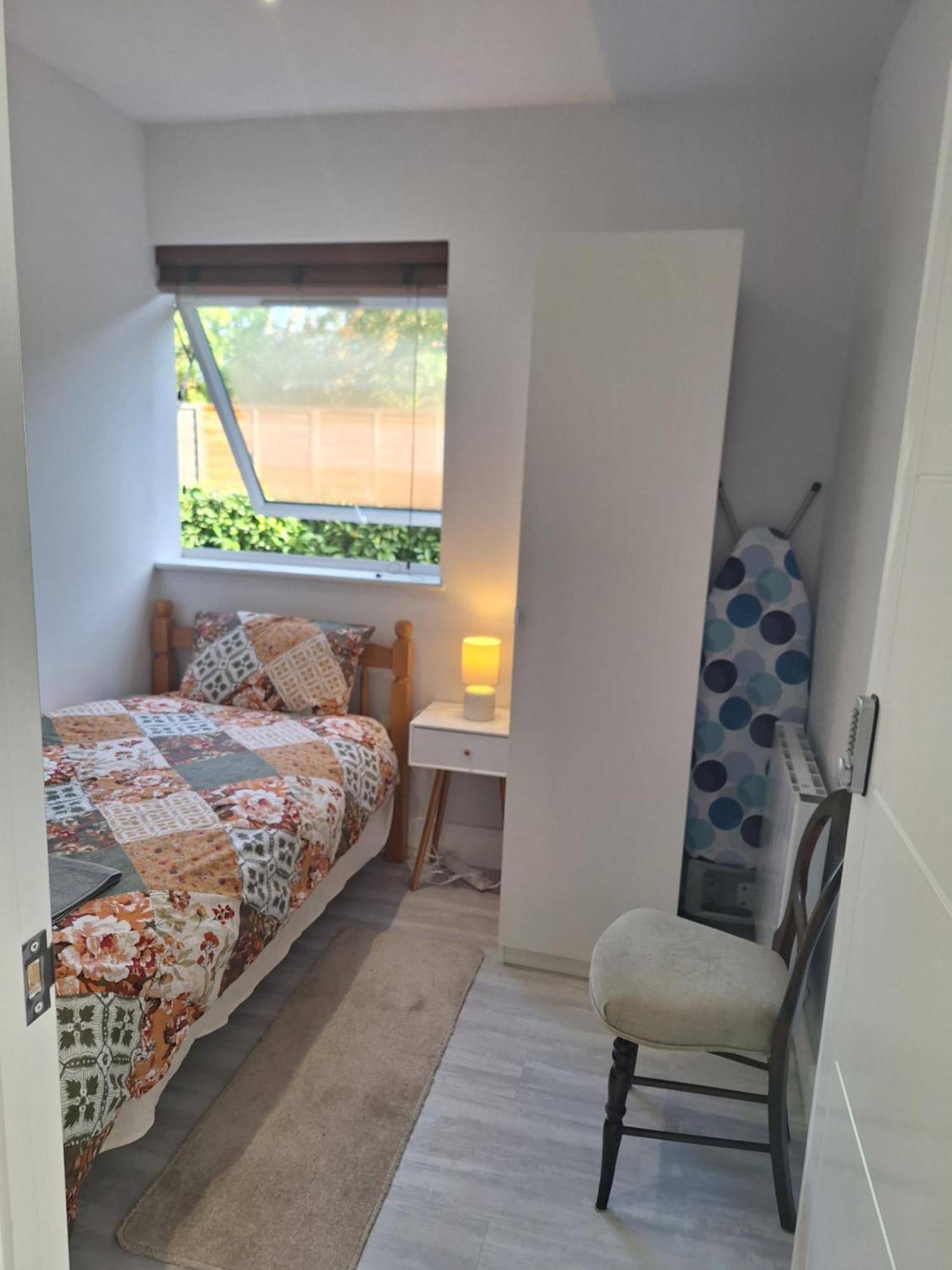 Budget Single Room Only For One Adult - Shared Flat Northolt  Ngoại thất bức ảnh
