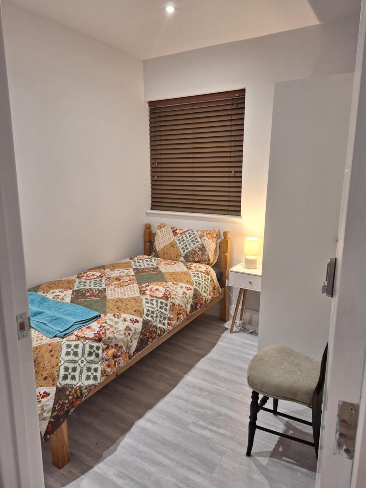 Budget Single Room Only For One Adult - Shared Flat Northolt  Ngoại thất bức ảnh